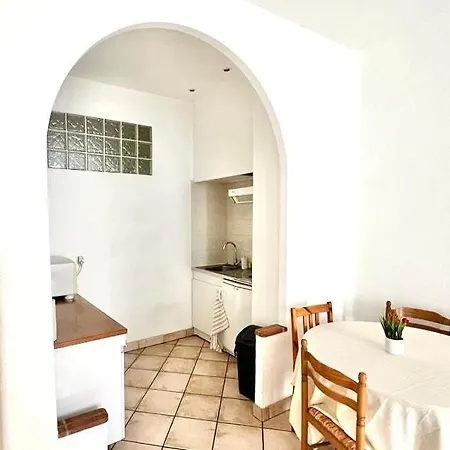 Appartement Historic & Spacious Flat W Balcony In *