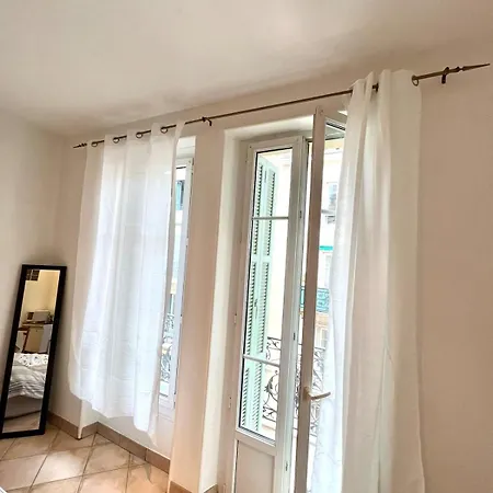 Appartement Historic & Spacious Flat W Balcony In *
