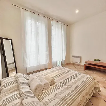 Historic & Spacious Flat W Balcony In Appartement
